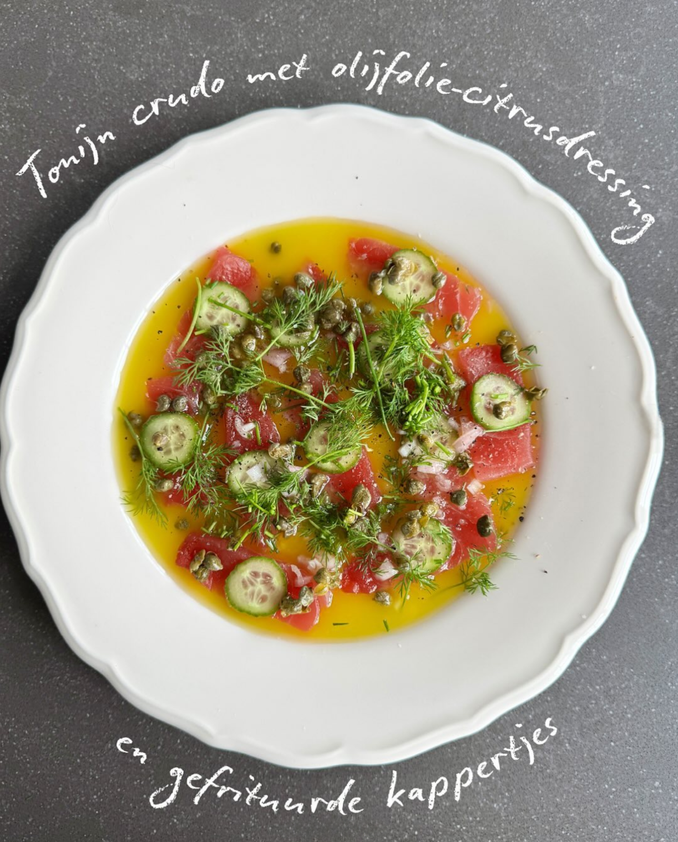 Tonijn crudo met olijfolie-citrusdressing en gefrituurde kappertjes