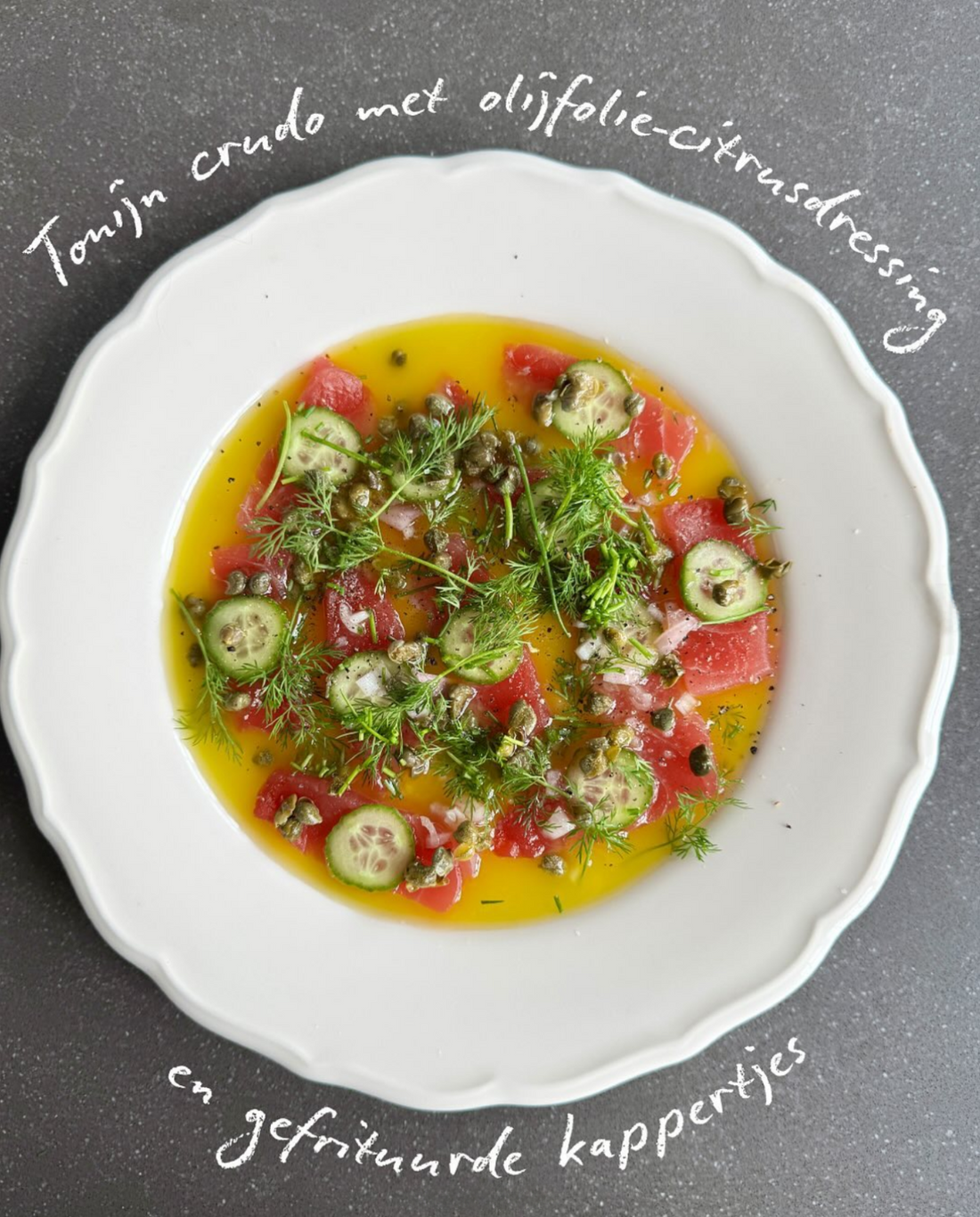 Tonijn crudo met olijfolie-citrusdressing en gefrituurde kappertjes