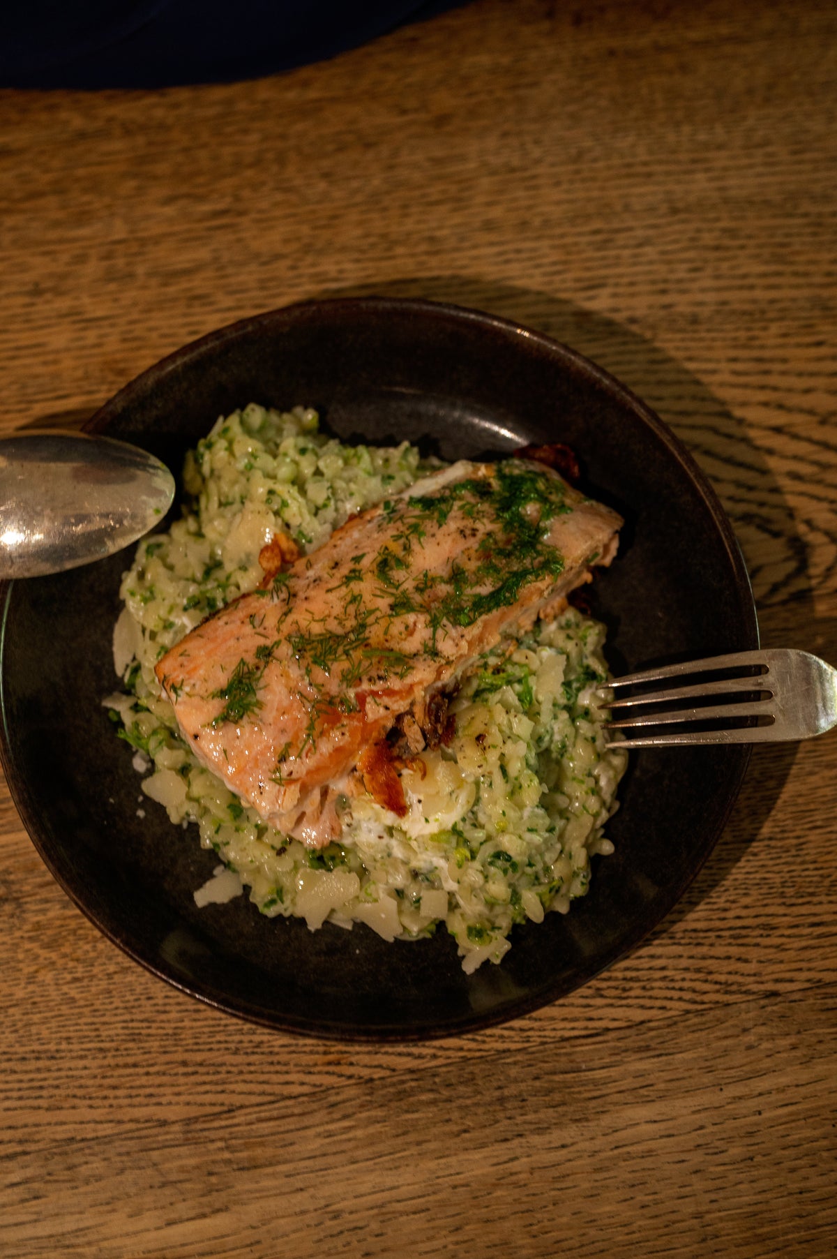 Romige citroen-orzo met zalm en dilleolie