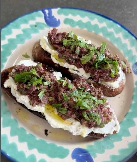TOAST MET OLIJVENTAPENADE en RICOTTA
