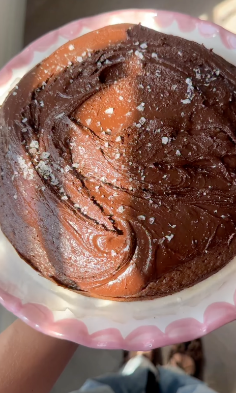 CHOCOLADE-OLIJFOLIECAKE MET GANACHE EN ZEEZOUT