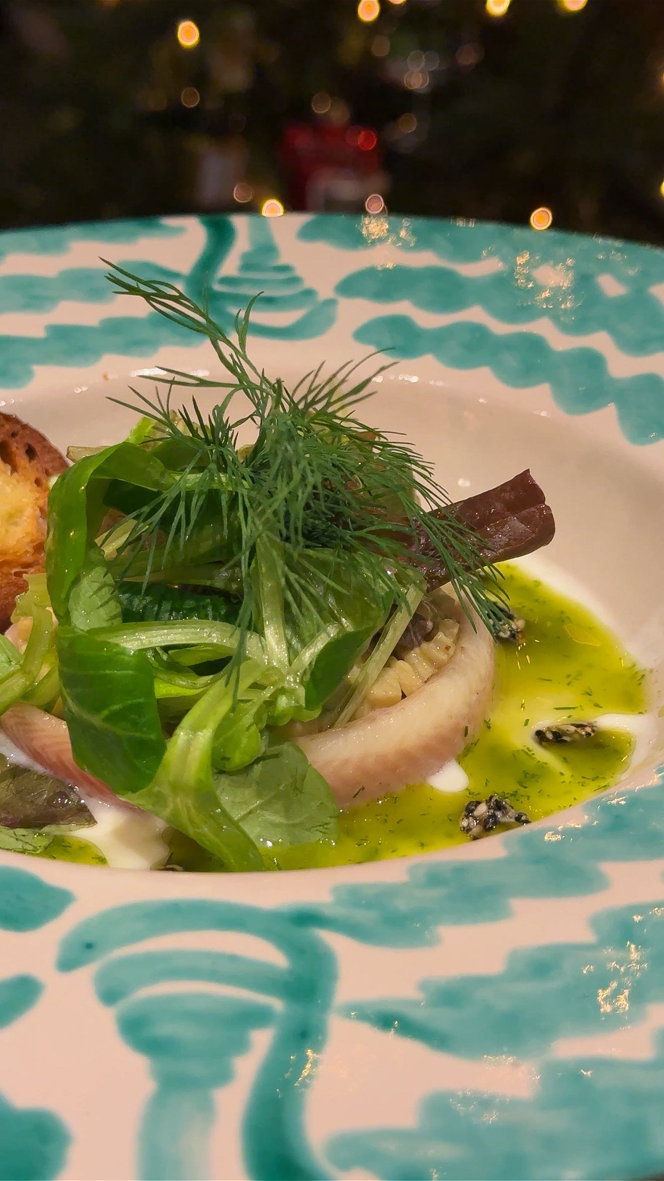 Image of PALING MET AVOCADO-APPELTARTAAR & MIERIKSWORTELKARNEMELK