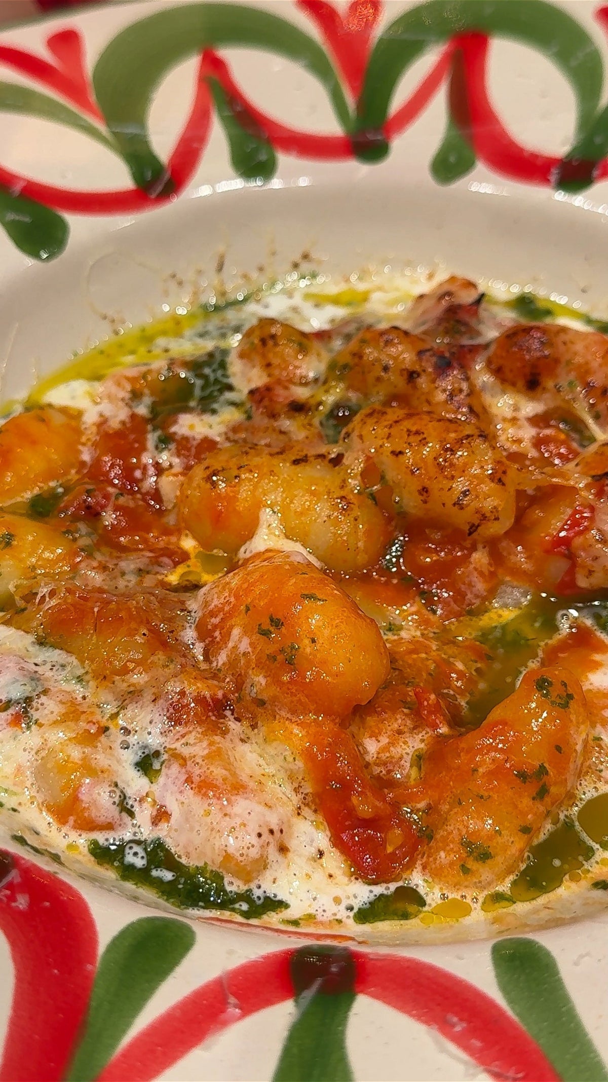 ZOETE TOMAAT GNOCCHI MET BASILICUMOLIE , PARMEZAAN-MISOSCHUIM