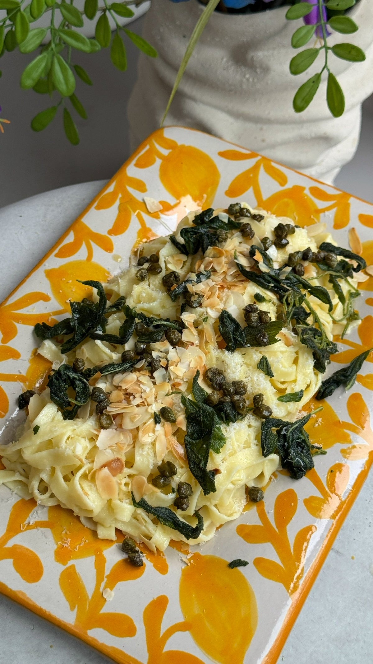 LEMON PASTA MET SALIE, GEROOSTERDE AMANDELEN