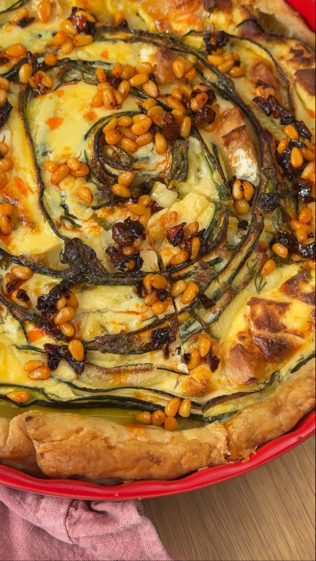 COURGETTE QUICHE MET ZOETE CRISPY CHILI PIJNBOOMPITTEN