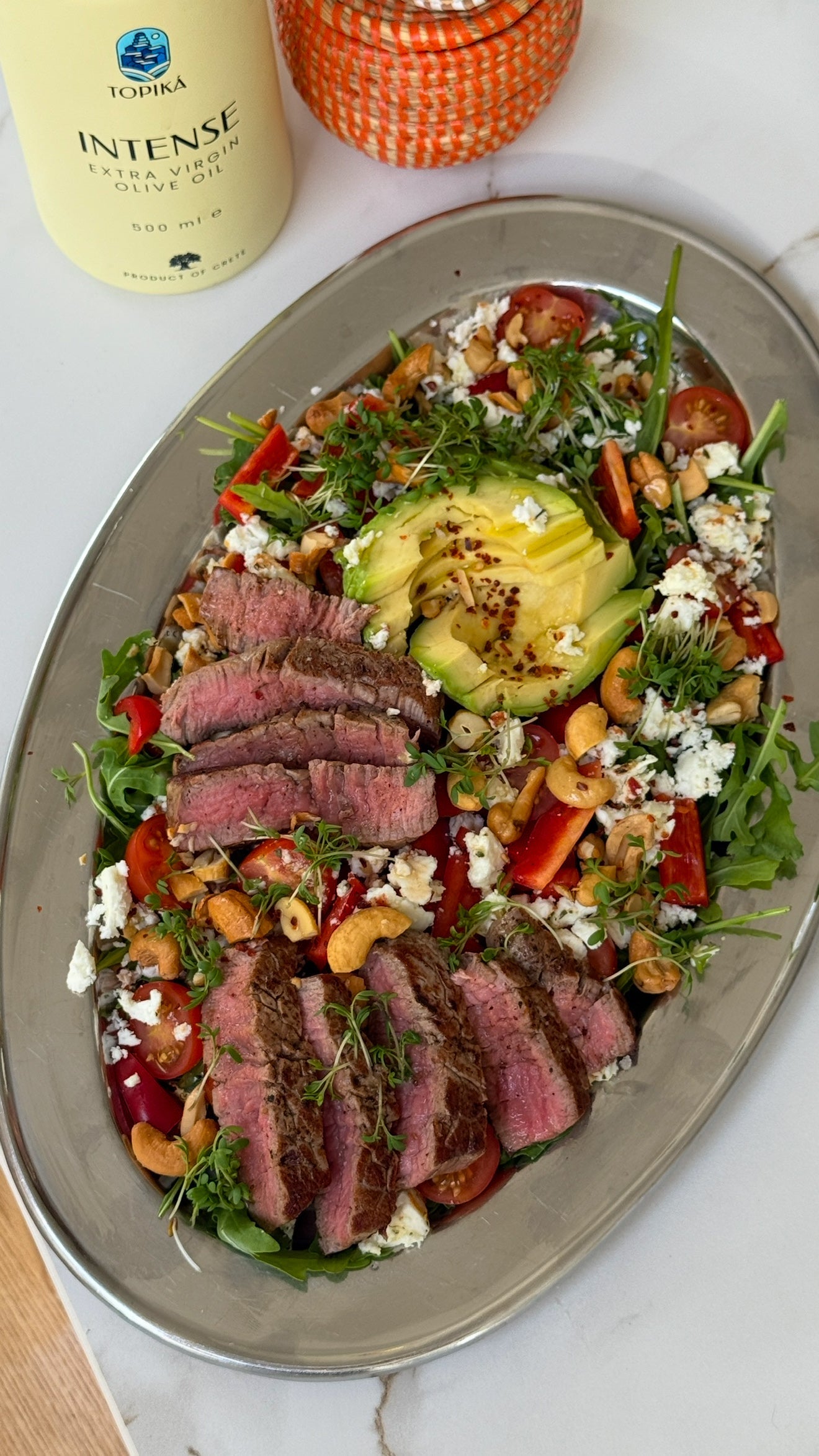 Image of BIEFSTUK SALADE MET AVOCADO & FETA